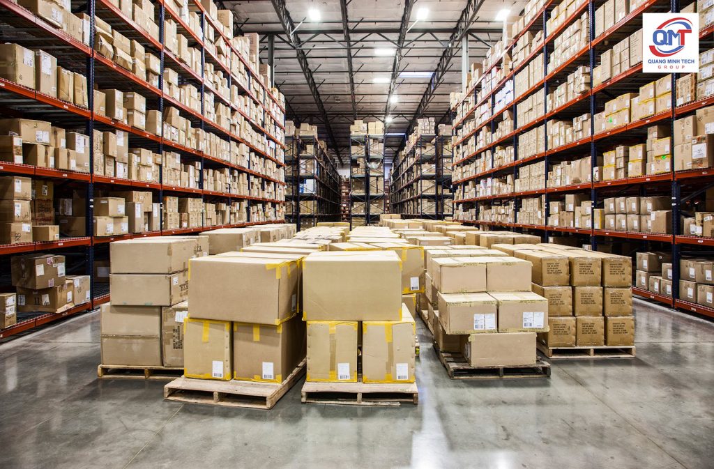 kho bãi chứa hàng logistics