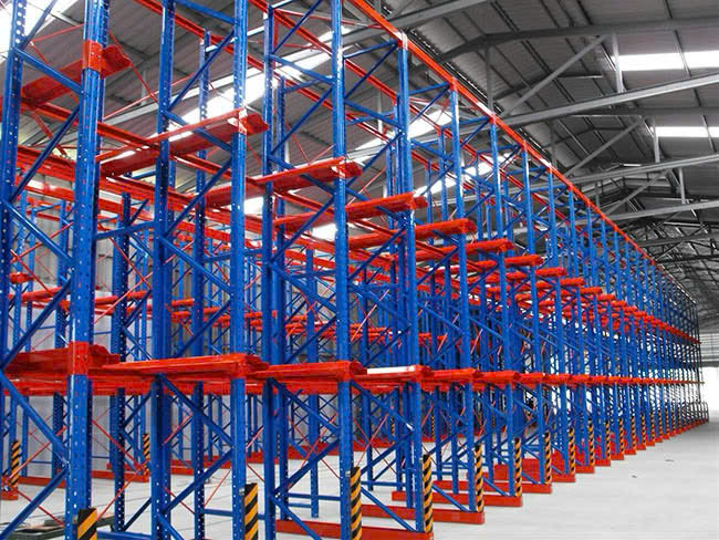 Thiết kế kệ Drive In chuyên dụng cho lưu trữ pallet đồng nhất với tải trọng lớn.