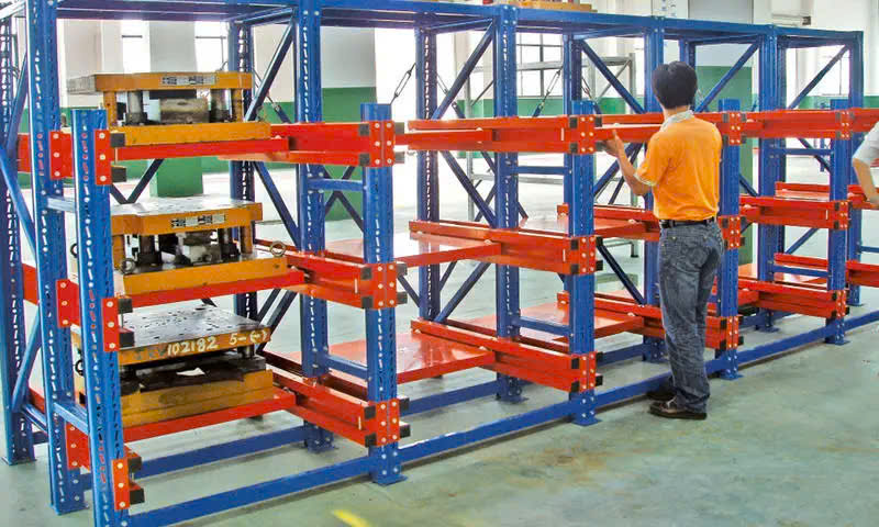 Kệ khuôn mẫu Quang Minh thiết kế dạng ngăn kéo ray trượt giúp xuất nhập khuôn dễ dàng.